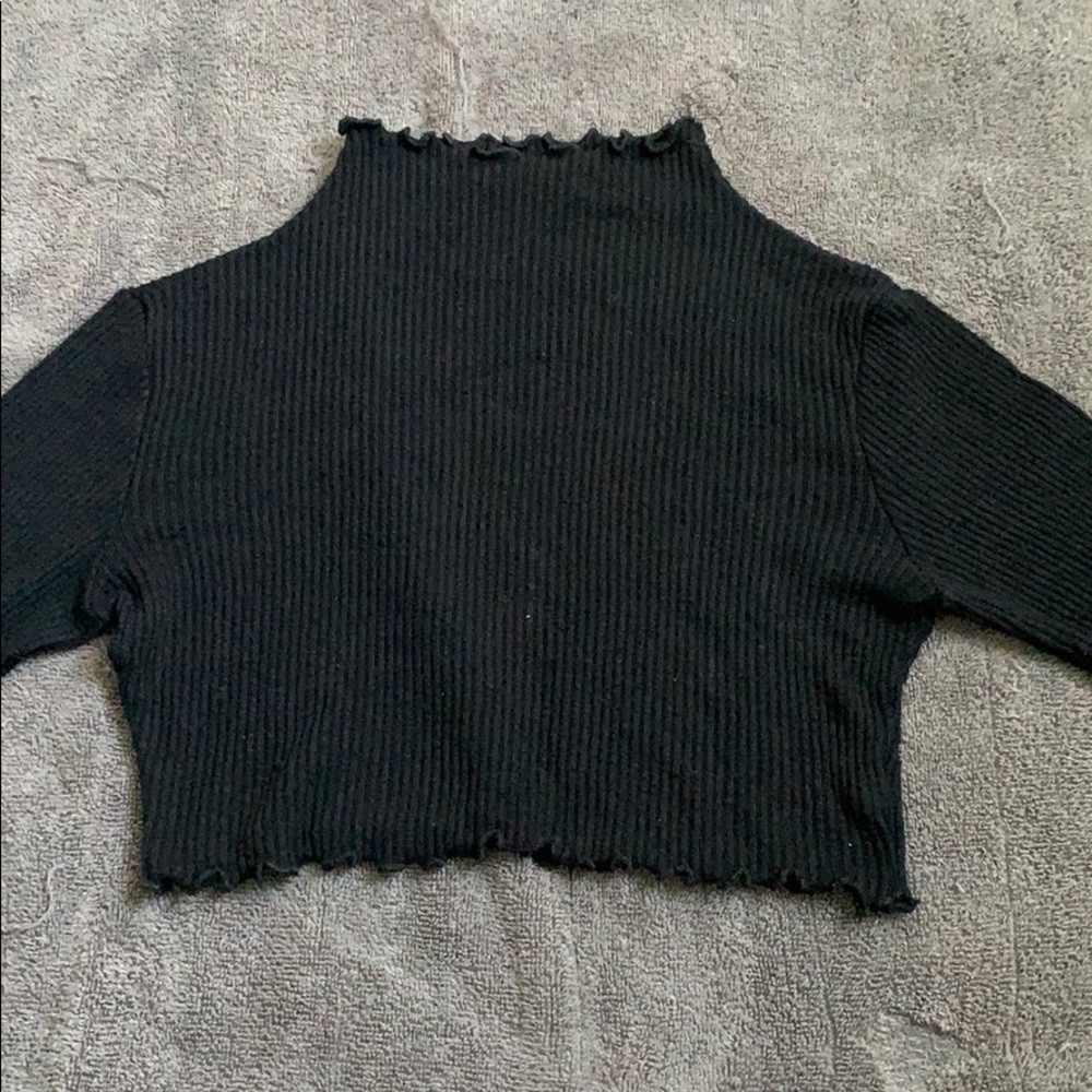 Crop black v neck